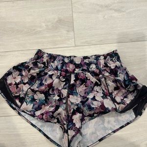 Lululemon Hotty Hot Low Rise Short Size 6